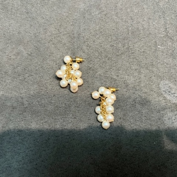 Avon Gold And Faux Pearl Earrings - Picture 3 of 4